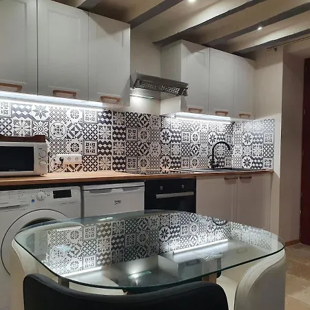 Maisonette, De La Mere Nini Nyaraló *