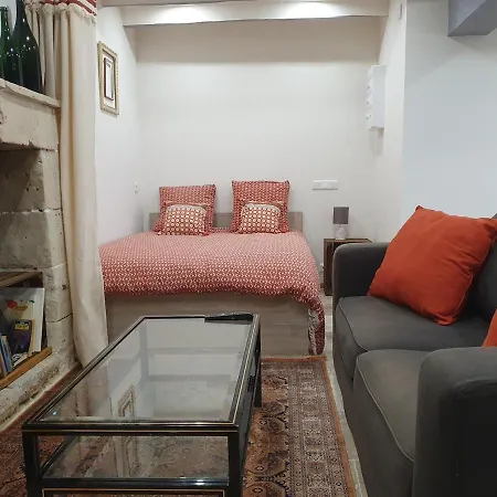 Maisonette, De La Mere Nini *